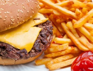 Επιστήμονες βούτηξαν ένα cheeseburger μέσα σε υγρό στομαχιού- Τα αποτελέσματα ανατριχιαστικά (vid)